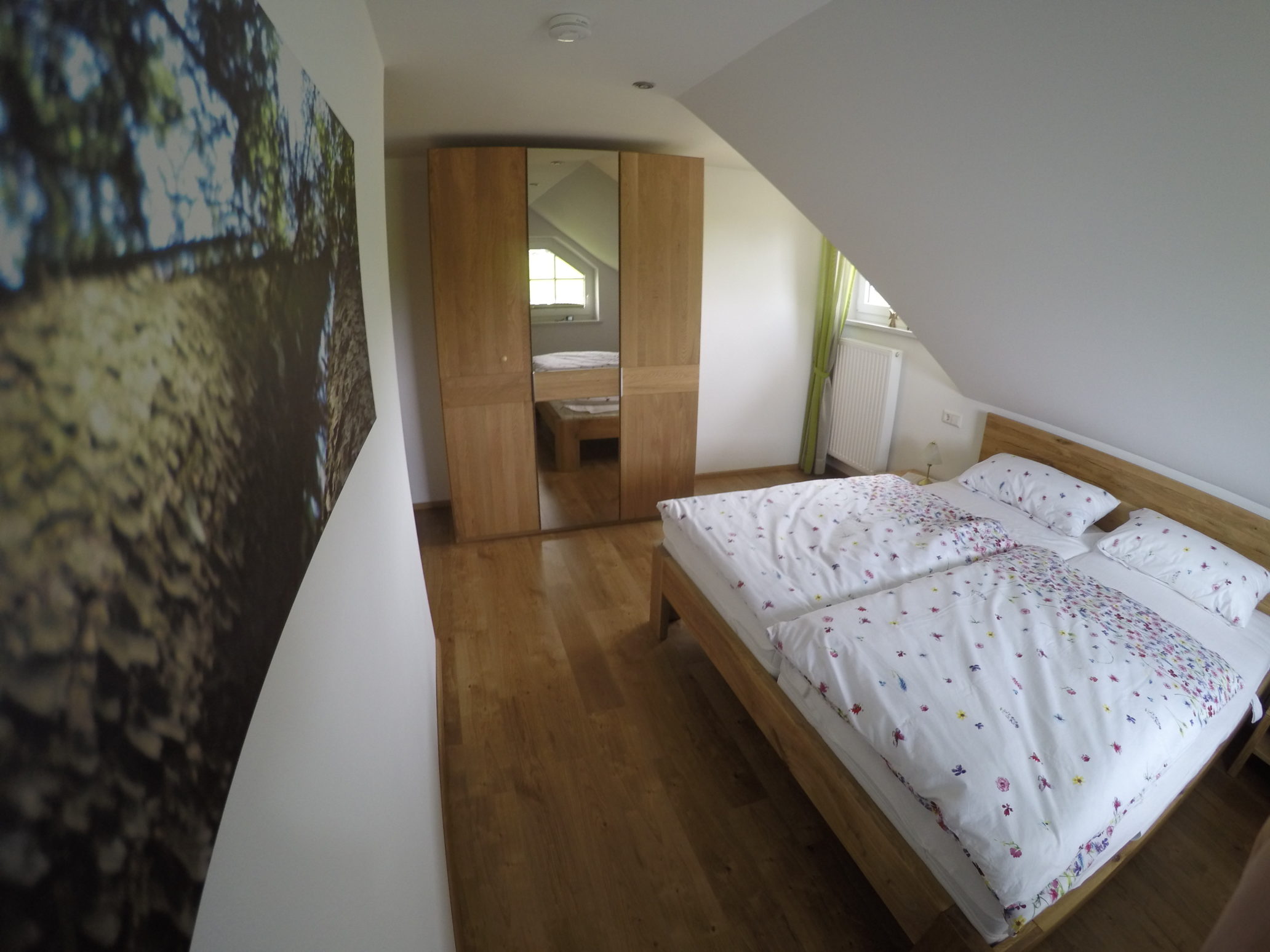 Doppelbett-Schlafzimmer